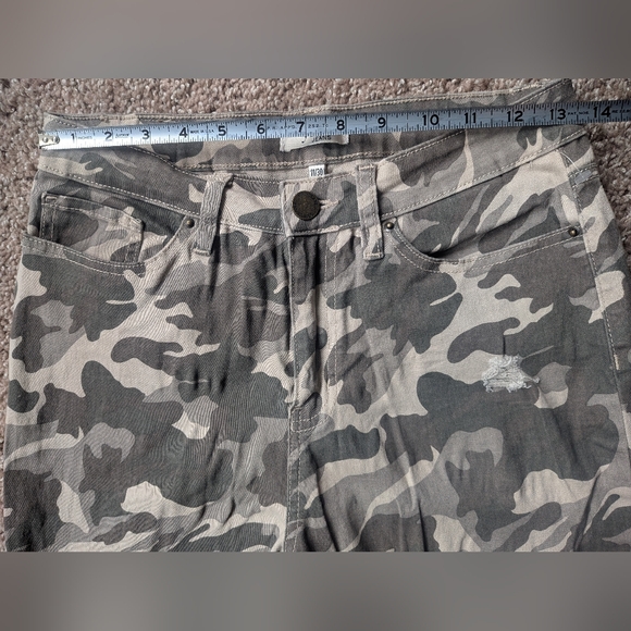 YMI Camouflage Distressed Skinny Stretch Jeans Size 11 - Picture 8 of 9